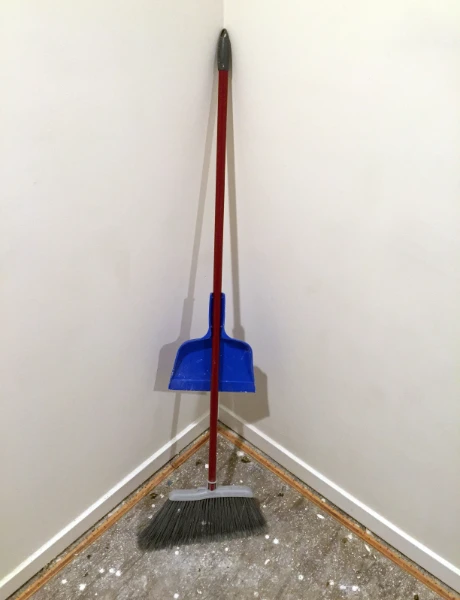 cleaning-up-the-floor-after-carpet-removal-2022-11-02-03-59-45-utc.webp